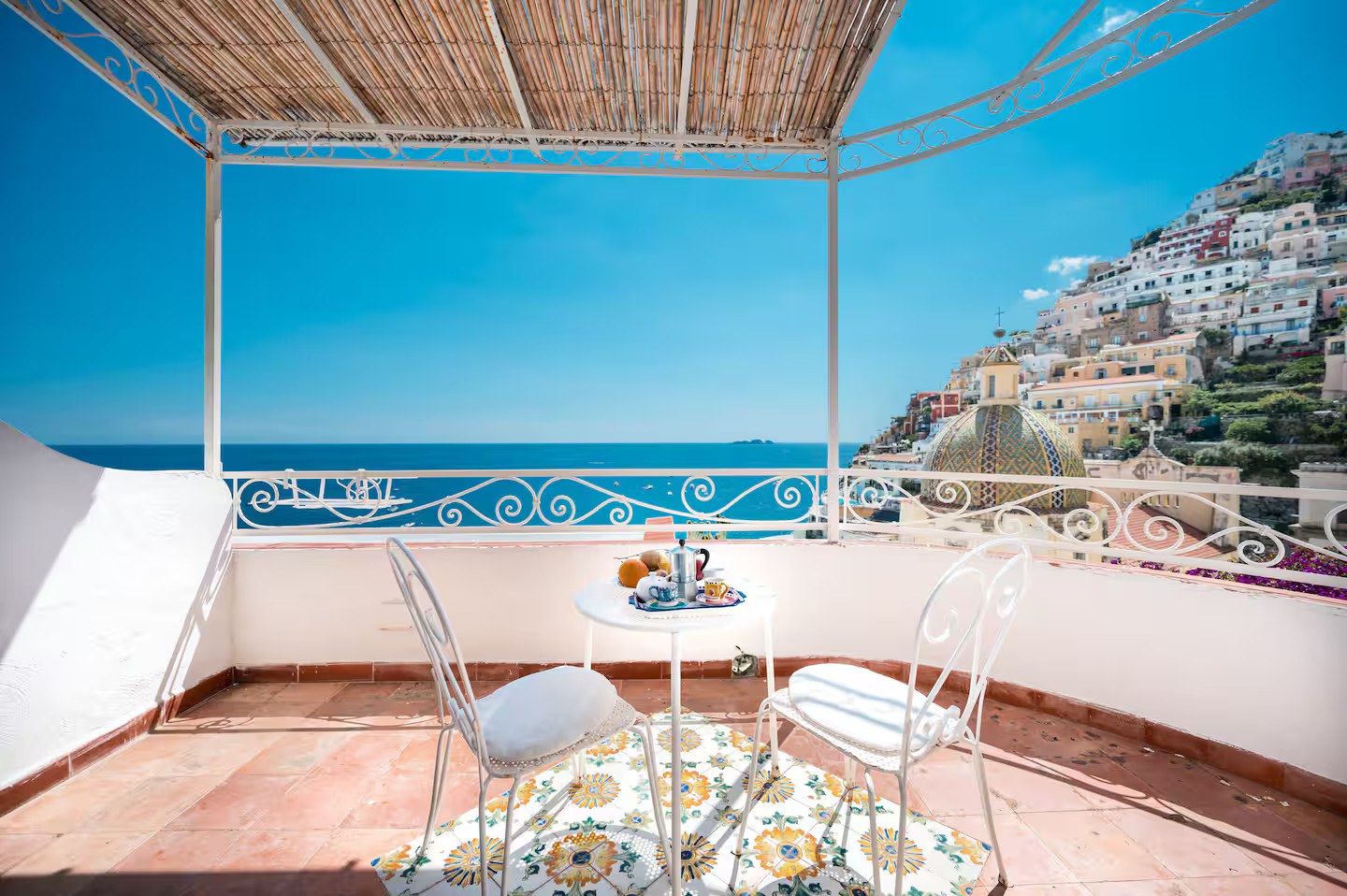maison ancienne avec terrasse à Positano vue mer avec pergola maison ancienne avec terrasse à Positano vue mer avec pergola