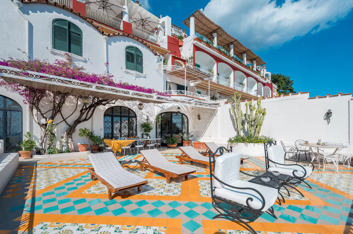 maison ancienne avec terrasse à Positano vue mer sol polychrome maison ancienne avec terrasse à Positano vue mer sol polychrome