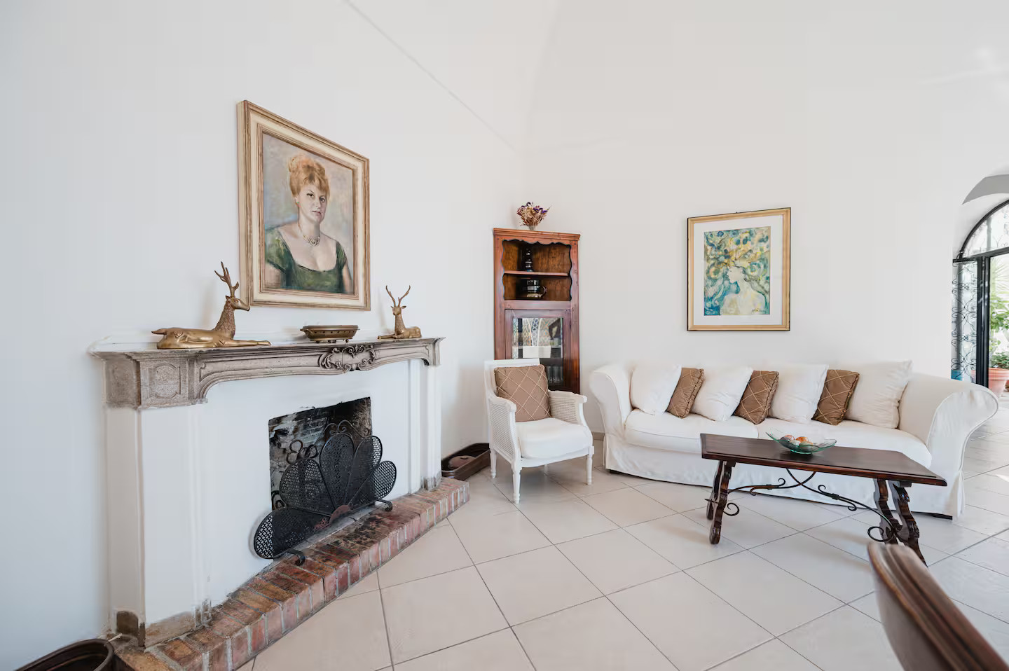 salon avec cheminée décoration classique chic maison ancienne avec terrasse à Positano salon avec cheminée décoration classique chic maison ancienne avec terrasse à Positano