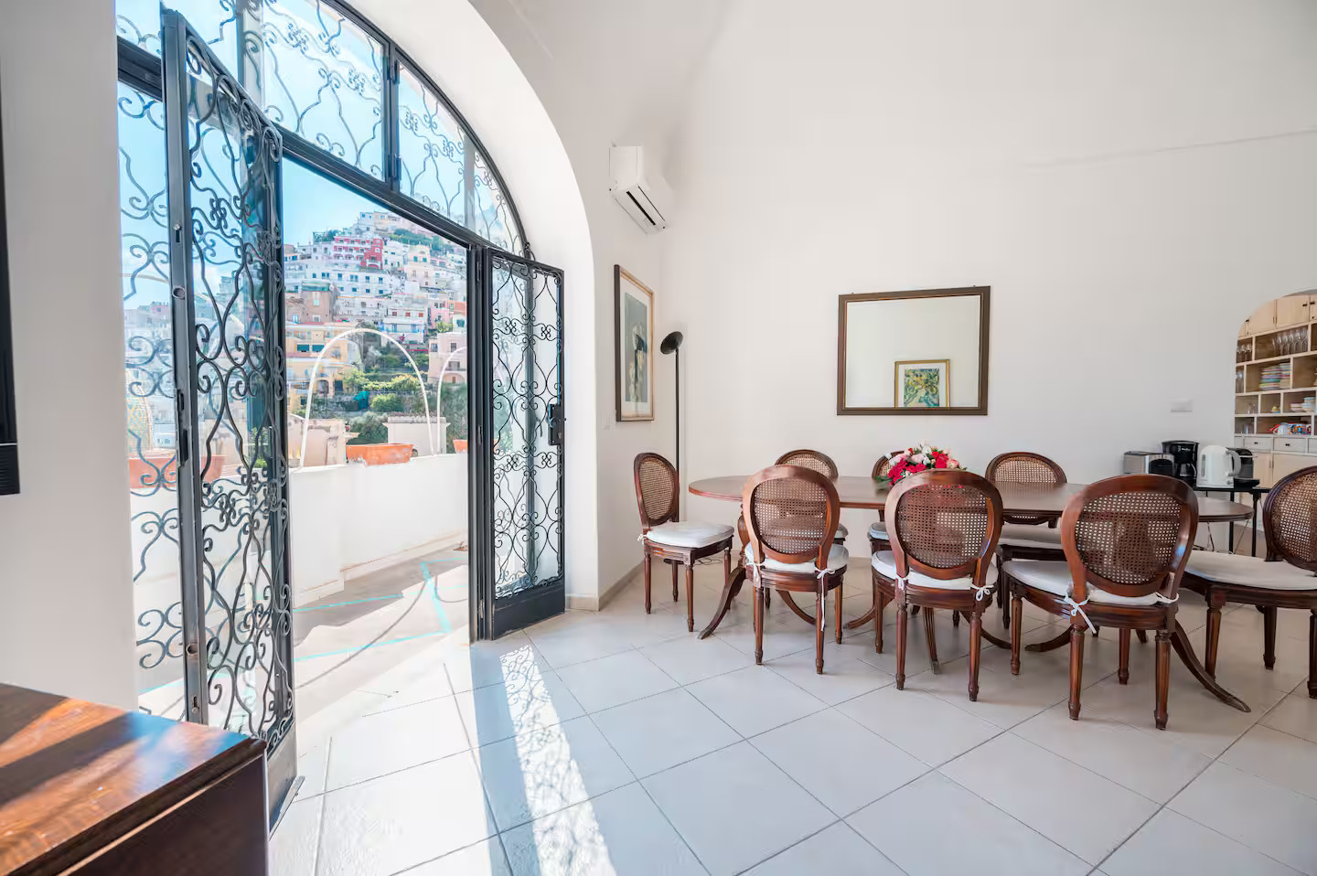 salle à manger décoration classique chic maison ancienne avec terrasse à Positano salle à manger décoration classique chic maison ancienne avec terrasse à Positano