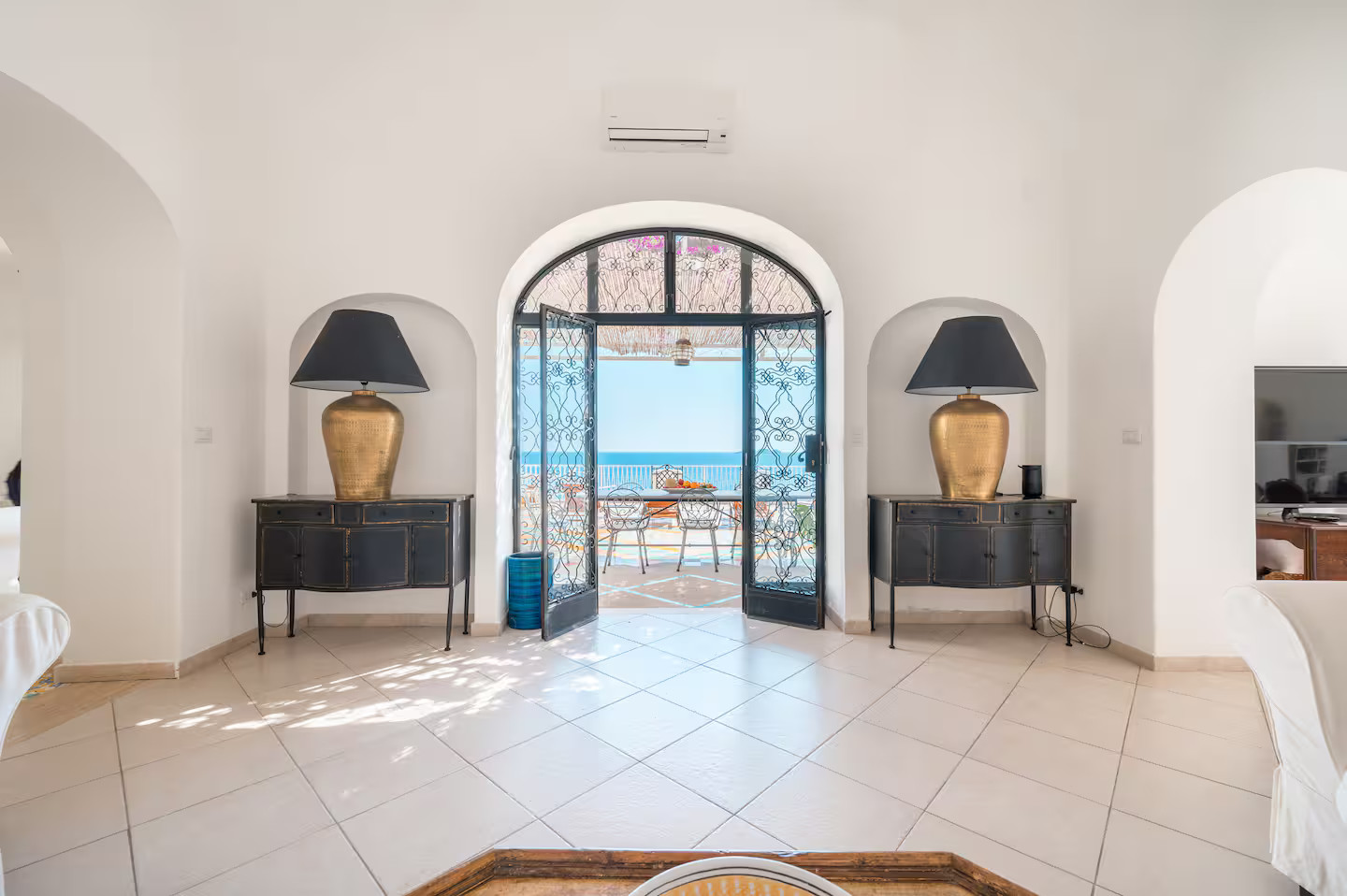 salon décoration classique chic maison ancienne avec terrasse à Positano vue mer salon décoration classique chic maison ancienne avec terrasse à Positano vue mer
