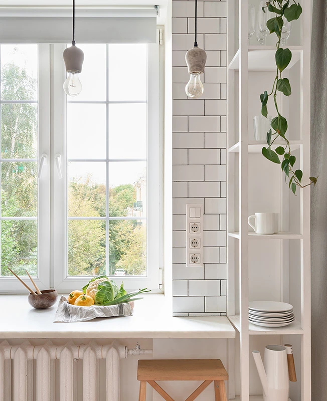cuisine claire et fonctionnelle avec sol en chêne dans un studio de 40m2 optimisé