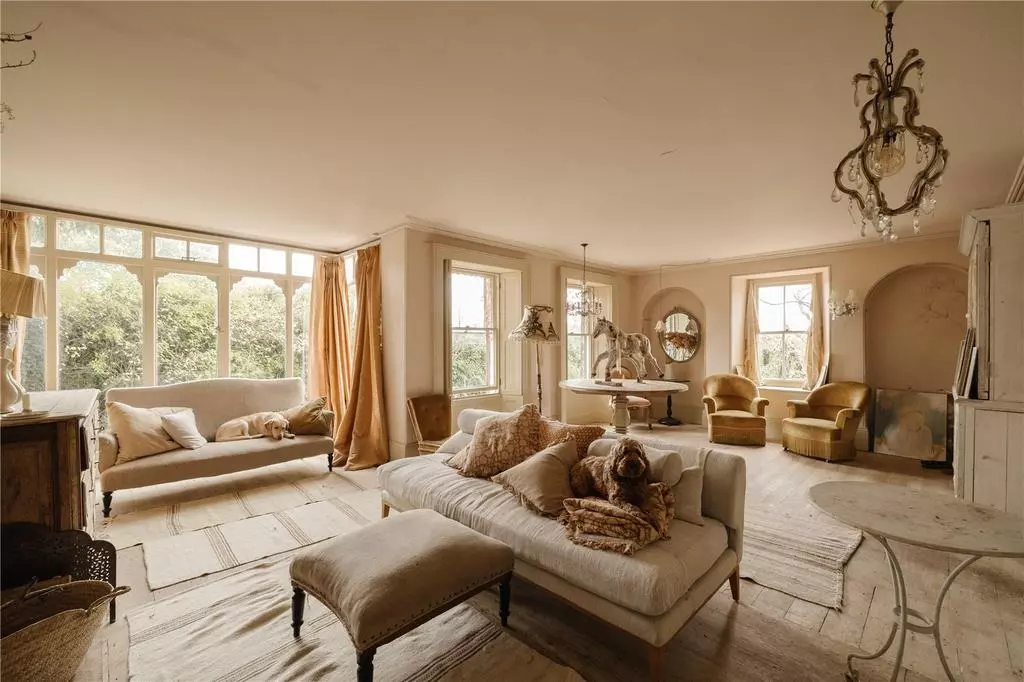 salon avec cheminée maison historique des Cotswolds décoration classique chic beige salon avec cheminée maison historique des Cotswolds décoration classique chic beige