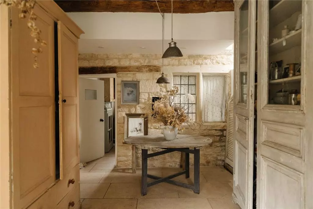 entrée murs de pierres maison historique des Cotswolds décoration classique chic beige entrée murs de pierres maison historique des Cotswolds décoration classique chic beige