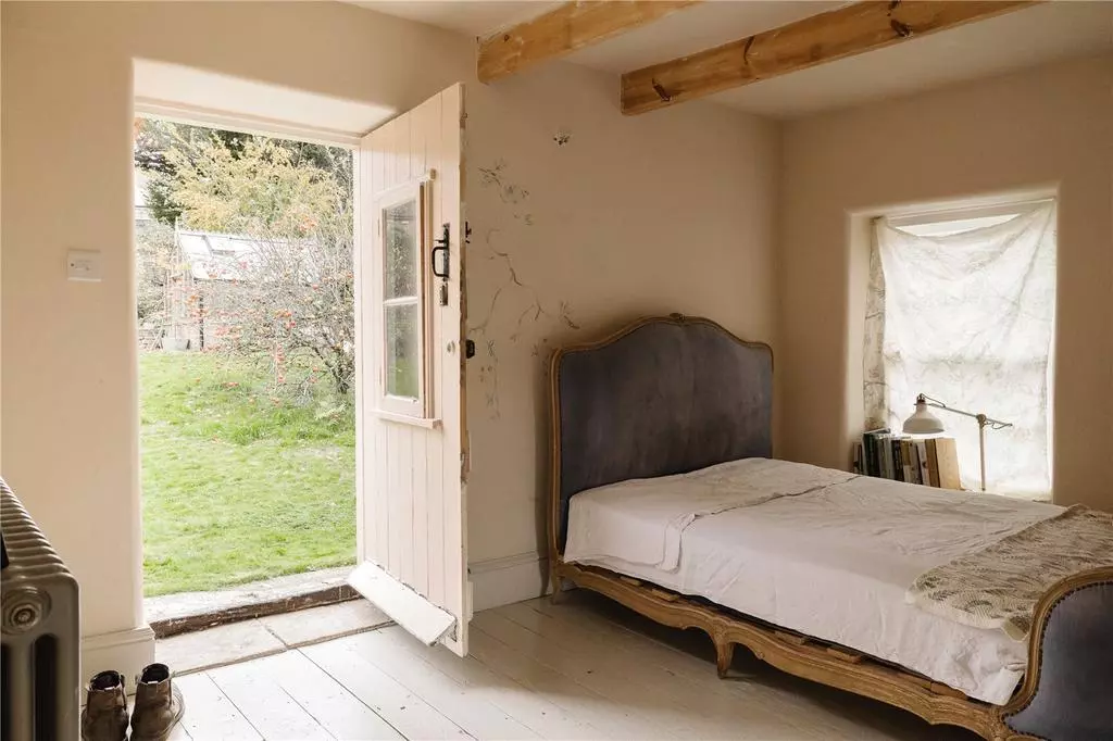 chambre avec poutres maison historique des Cotswolds décoration classique chic beige chambre avec poutres maison historique des Cotswolds décoration classique chic beige