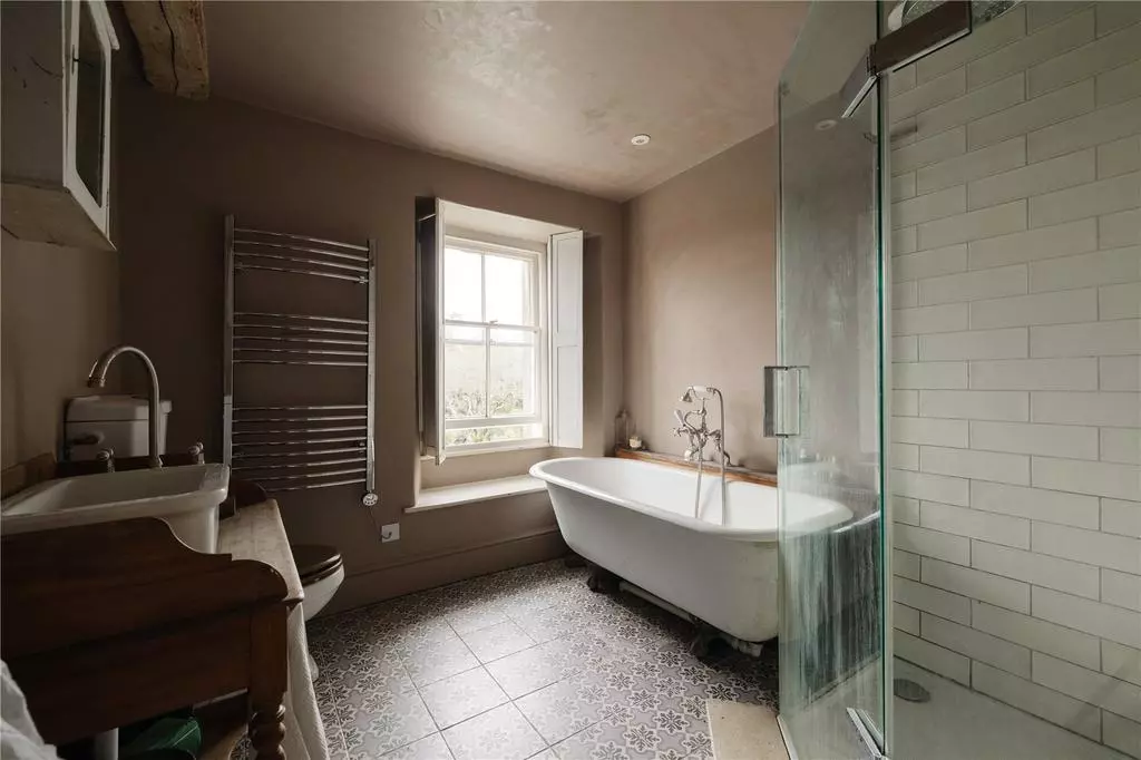 salle de bain vintage maison historique des Cotswolds décoration classique chic beige salle de bain vintage maison historique des Cotswolds décoration classique chic beige
