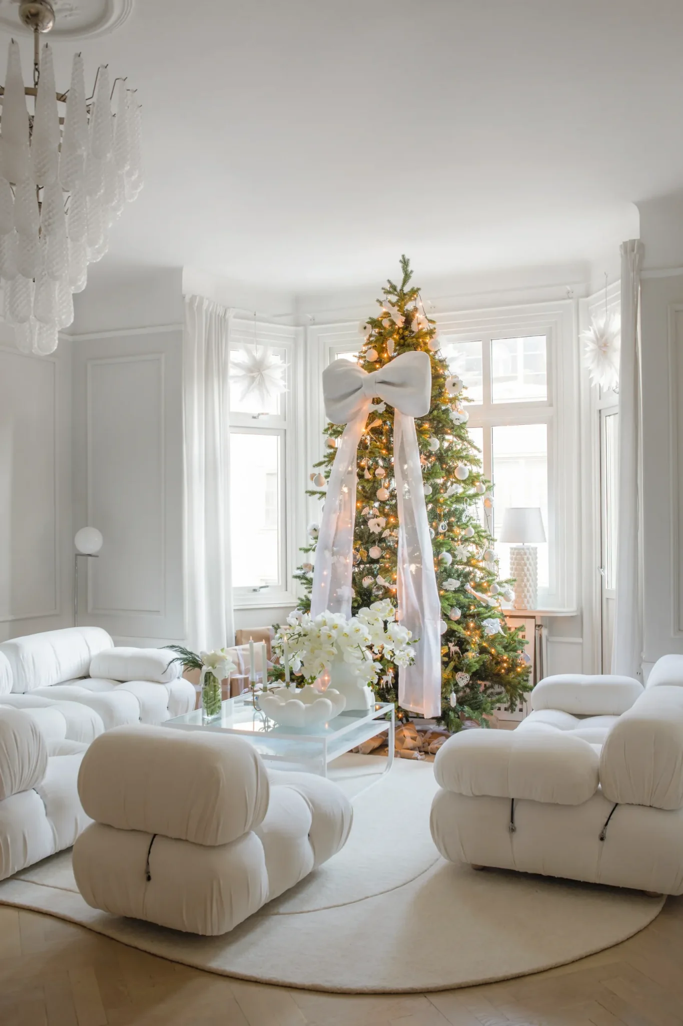 salon décoration design sapin de Noël très haut décoration blanche et dorée