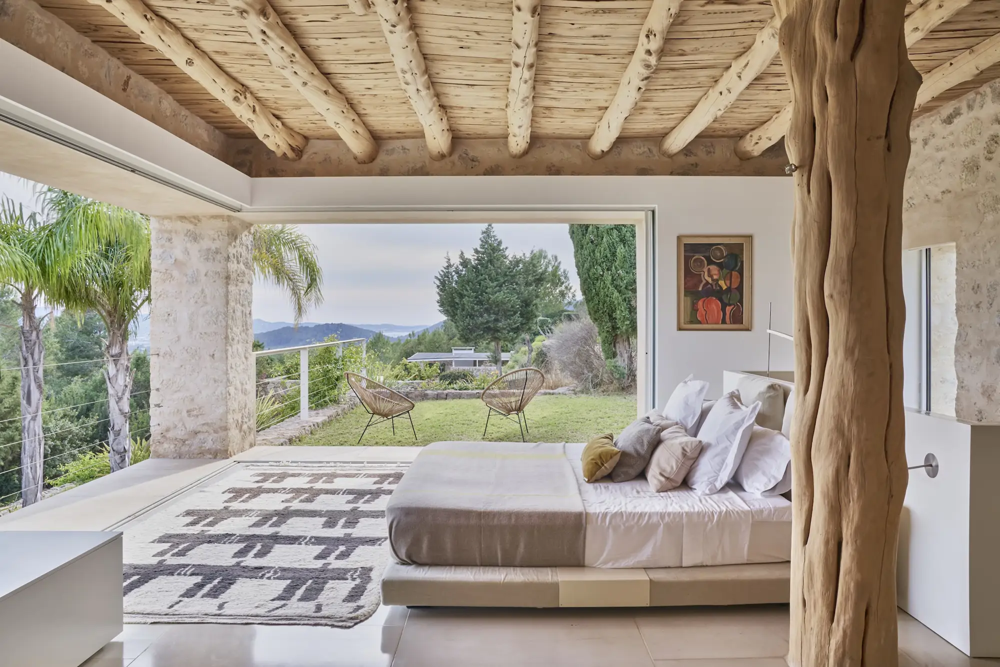 chambre avec poutres et baie vitrée maison Ibiza décoration contemporaine chambre avec poutres et baie vitrée maison Ibiza décoration contemporaine