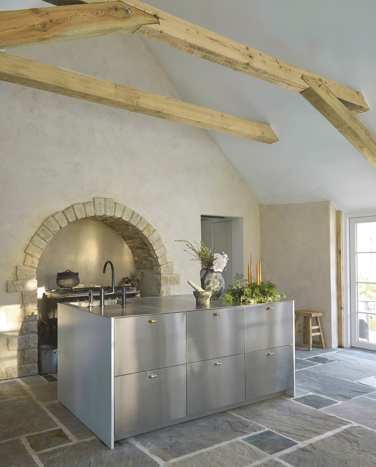 cuisine inox décoration design dans ancienne ferme rustique avec poutres cuisine inox décoration design dans ancienne ferme rustique avec poutres