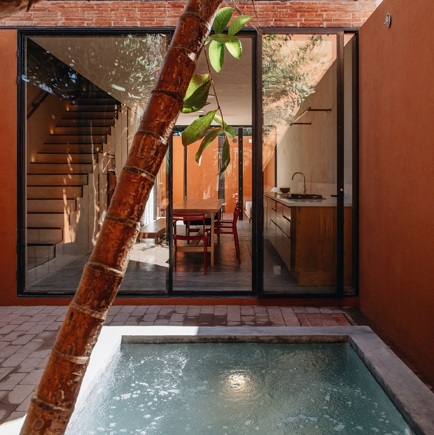 petite maison 32m2 décoration contemporaine avec petite piscine dans le jardin petite maison 32m2 décoration contemporaine avec petite piscine dans le jardin