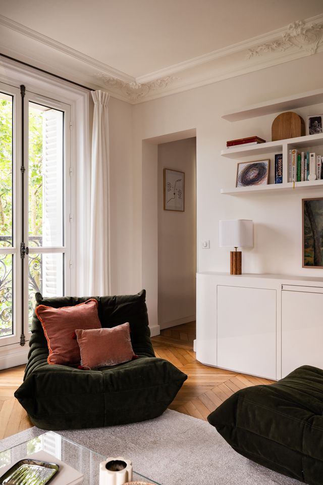 salon décoration contemporaine appartement haussmannien rénové à Paris par studio castille Photo : ©Cassandre Favaro