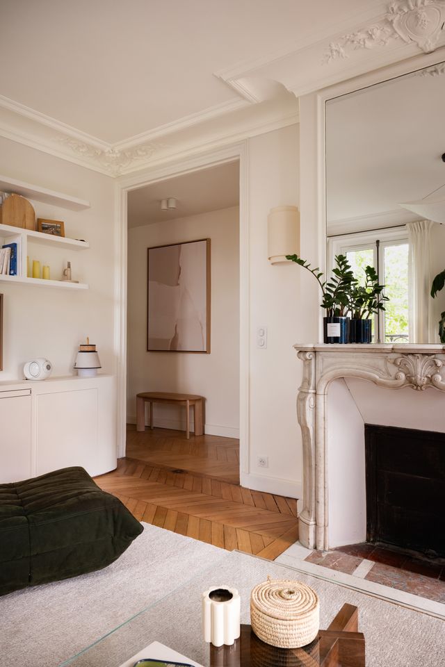 salon décoration contemporaine appartement haussmannien rénové à Paris par studio castille Photo : ©Cassandre Favaro