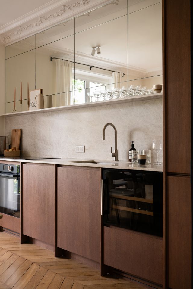 cuisine noyer appartement haussmannien rénové à Paris par studio castille Photo : ©Cassandre Favaro