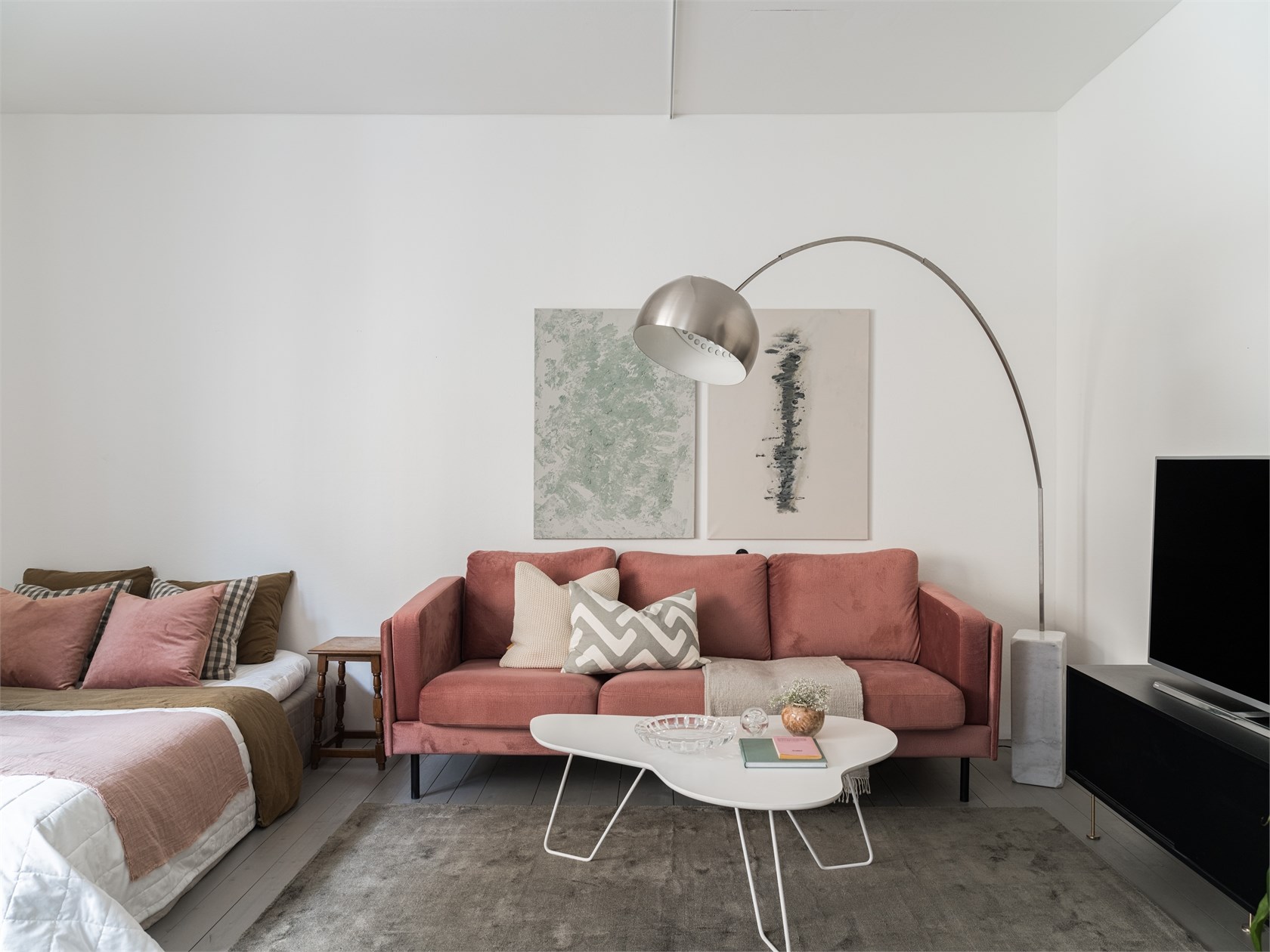 studio 35m2 avec canapé velours rose studio 35m2 avec canapé velours rose
