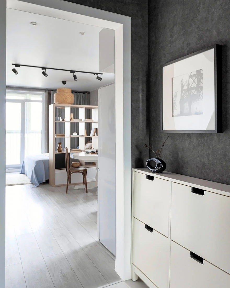 entrée avec meuble à chaussure IKEA studio 29m2 avec séparation IKEA KALLAX pour zoner la chambre