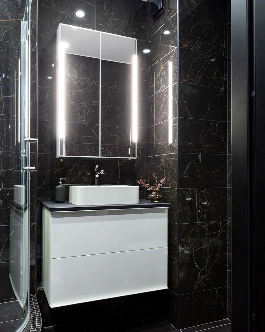 salle de bain design blanche et marbre noir