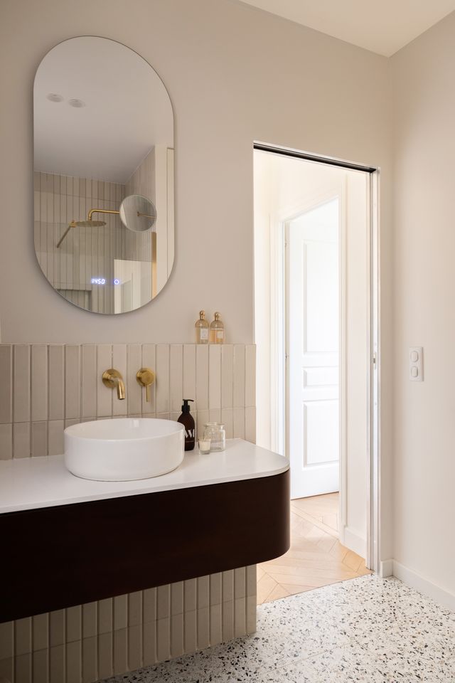 salle de bain design appartement haussmannien rénové à Paris par studio castille Photo : ©Cassandre Favaro