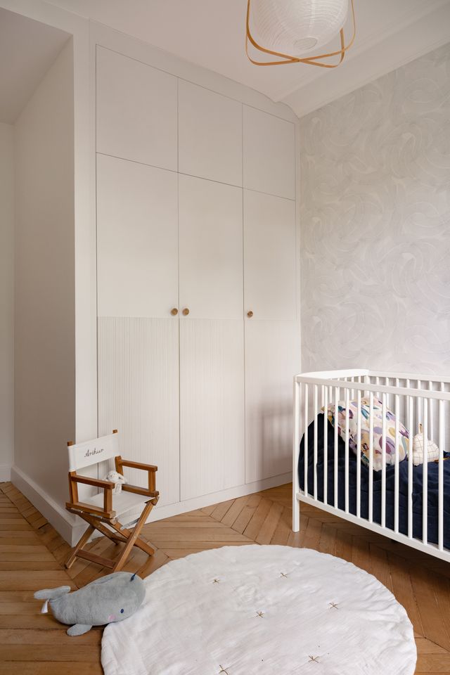 chambre bébé appartement haussmannien rénové à Paris par studio castille Photo : ©Cassandre Favaro