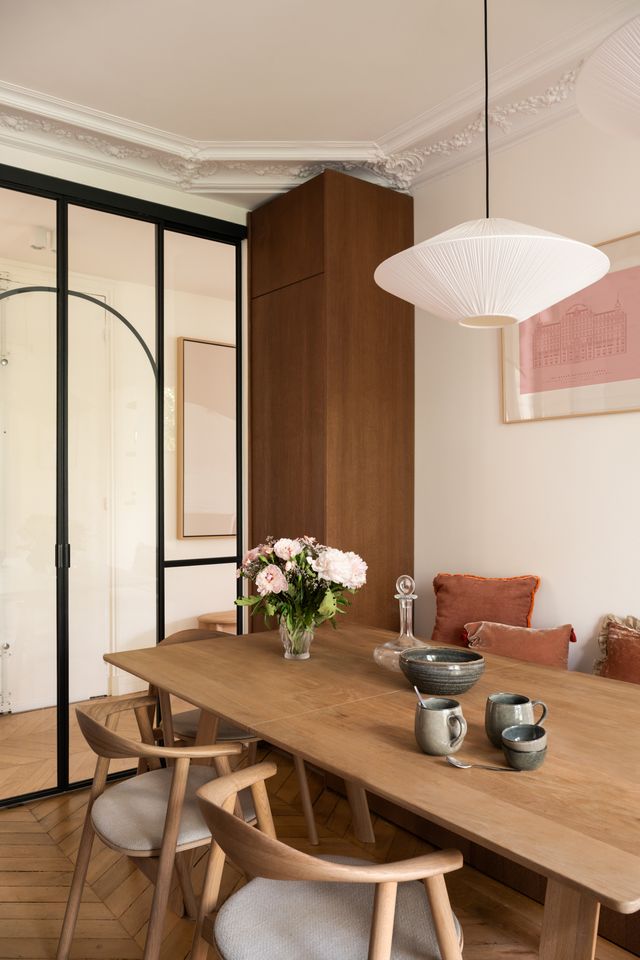 salle à manger avec verrière appartement haussmannien rénové à Paris par studio castille Photo : ©Cassandre Favaro