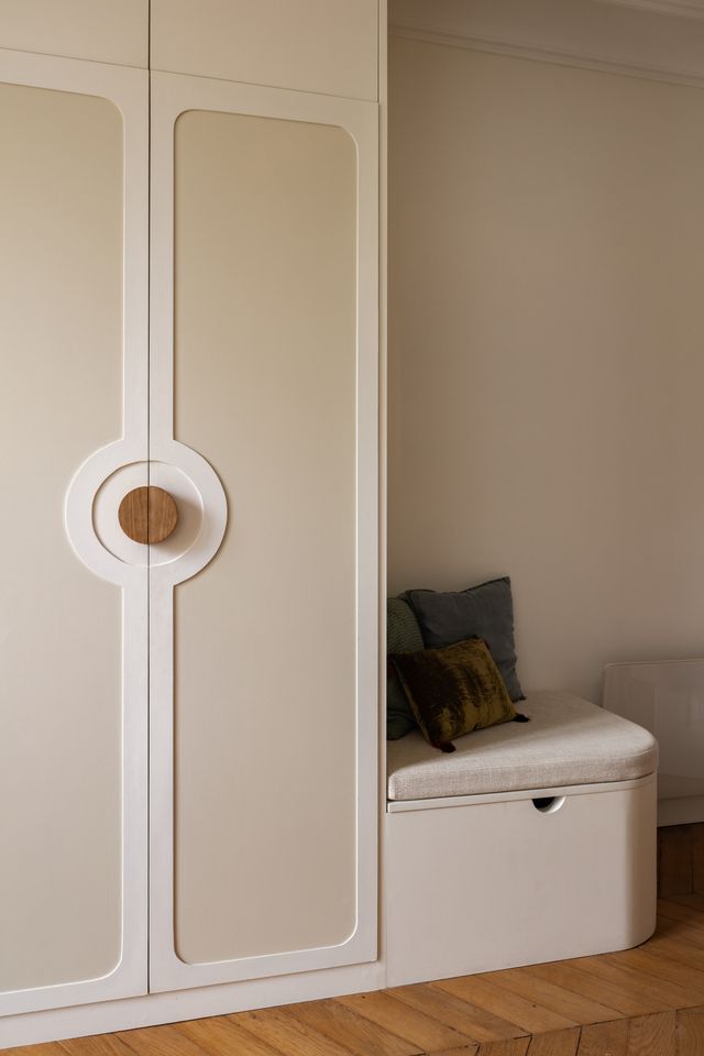 chambre avec placard appartement haussmannien rénové à Paris par studio castille Photo : ©Cassandre Favaro
