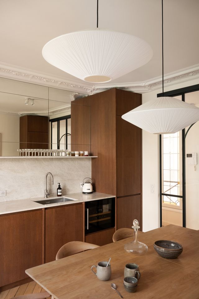 cuisine avec verrière appartement haussmannien rénové à Paris par studio castille Photo : ©Cassandre Favaro