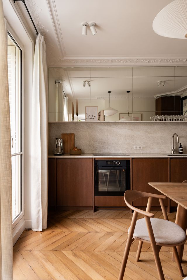 cuisine noyer appartement haussmannien rénové à Paris par studio castille Photo : ©Cassandre Favaro