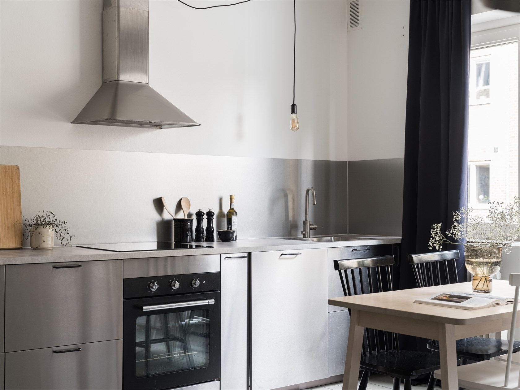 cuisine inox et espace repas studio 35m2 avec canapé velours rose cuisine inox et espace repas studio 35m2 avec canapé velours rose