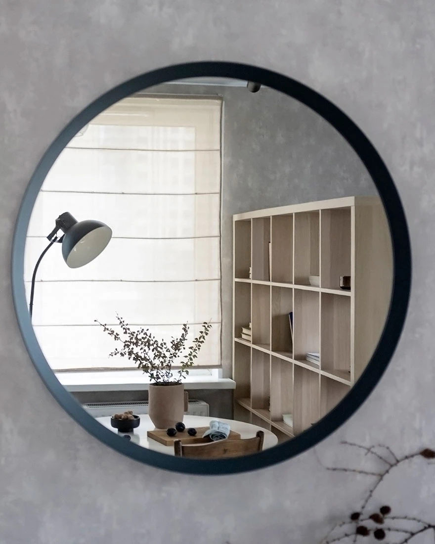 entrée avec miroir studio 29m2 avec séparation IKEA KALLAX pour zoner la chambre