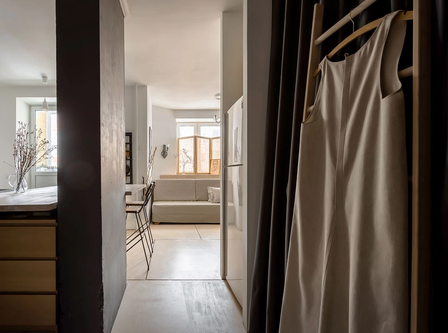 entrée, cuisine ouverte et salon décoration neutre et naturelle studio 44m2 entrée, cuisine ouverte et salon décoration neutre et naturelle studio 44m2
