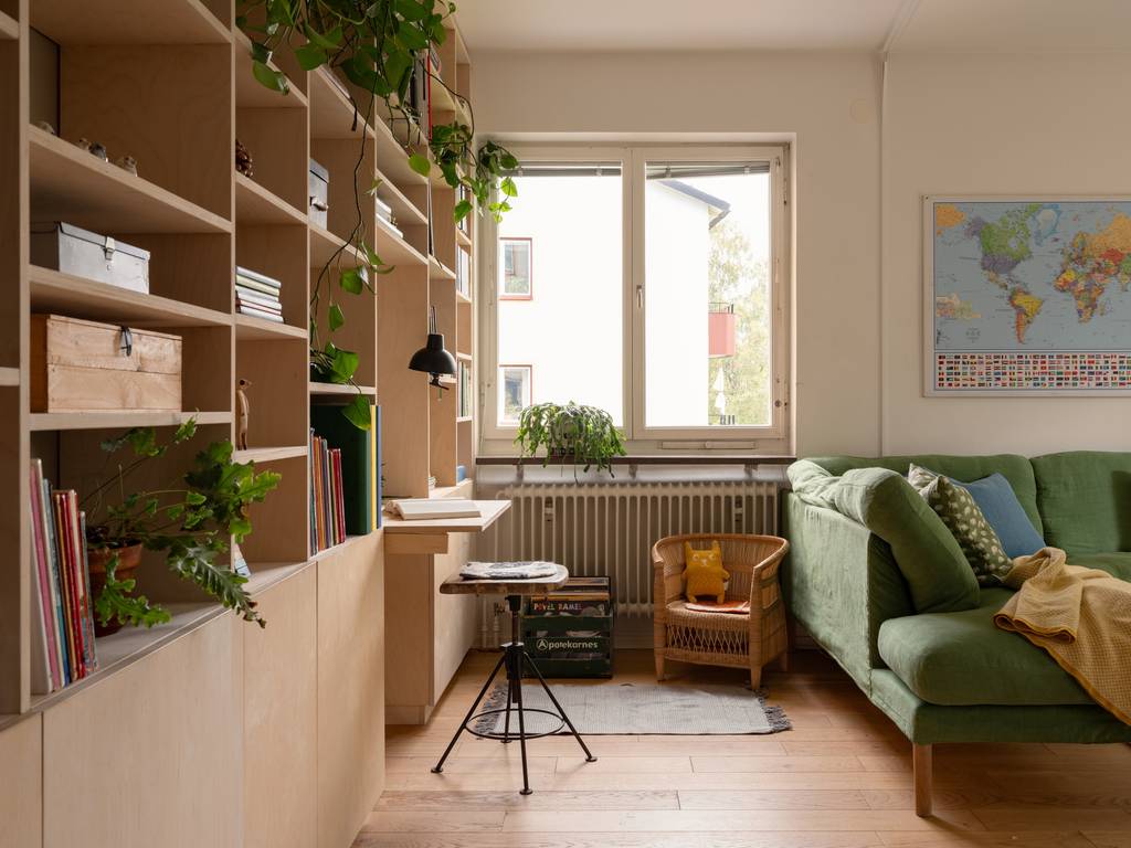 salon avec canapé vert et bibliothèque décoration vintage et scandinave salon avec canapé vert et bibliothèque décoration vintage et scandinave