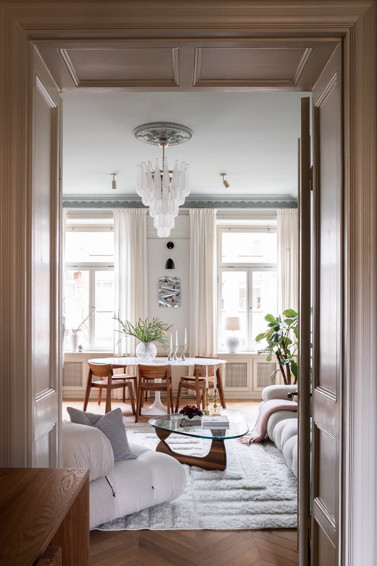 salon appartement ancien avec moulures décoration contemporaine salon appartement ancien avec moulures décoration contemporaine
