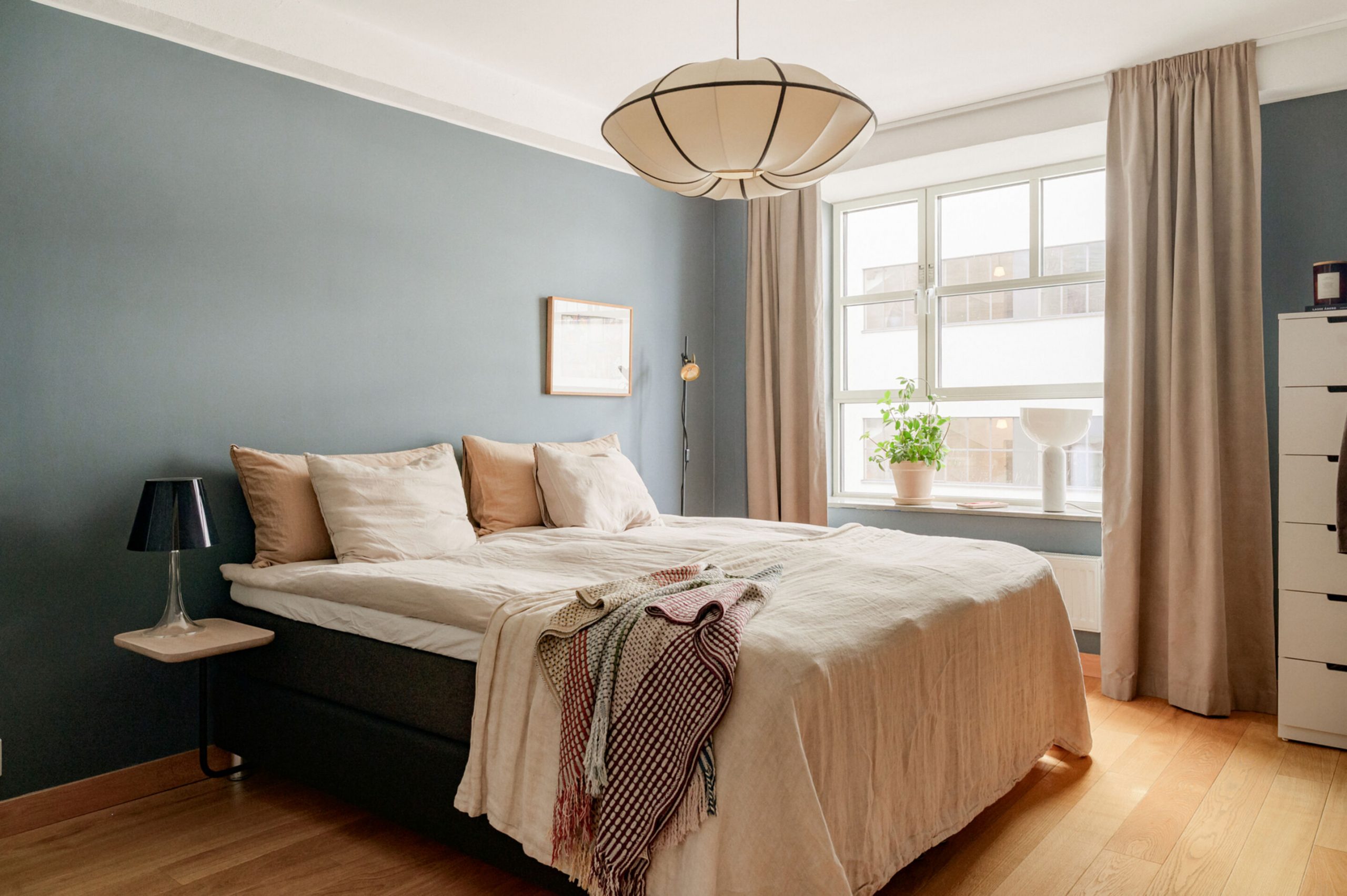 chambre décoration colorée et scandinave mur bleu appartement rénové 