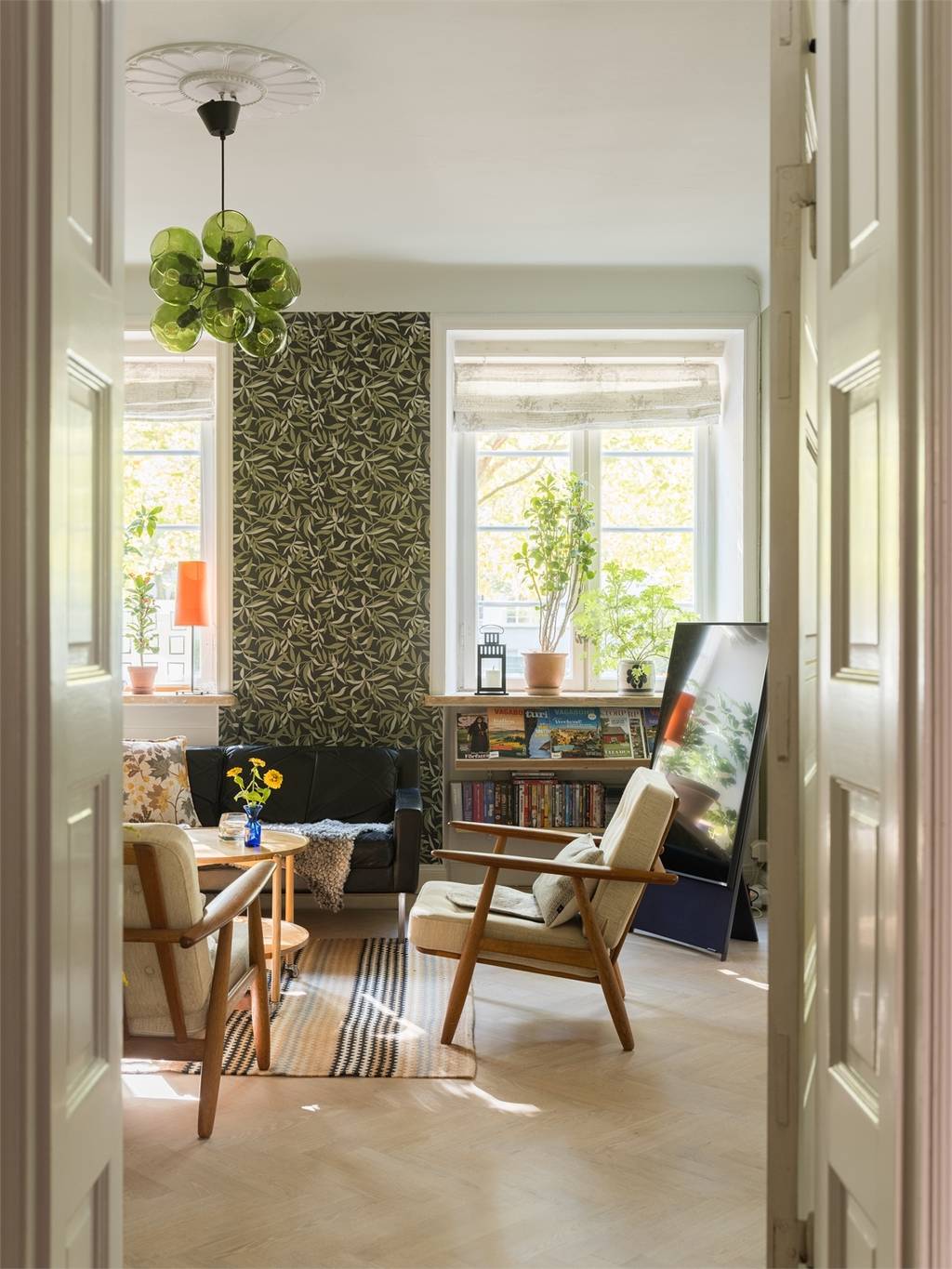 salon décoration scandinave vintage avec papier-peint vert