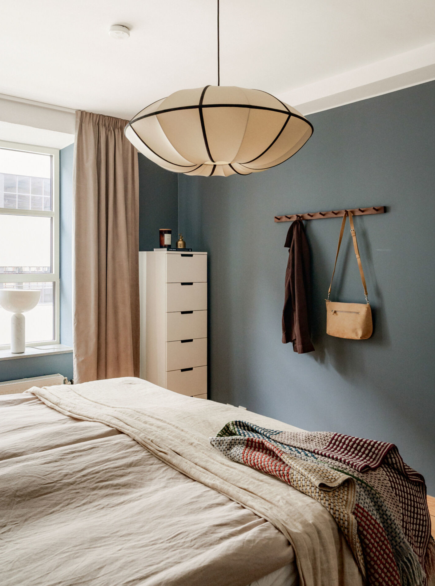chambre décoration colorée et scandinave mur bleu appartement rénové 