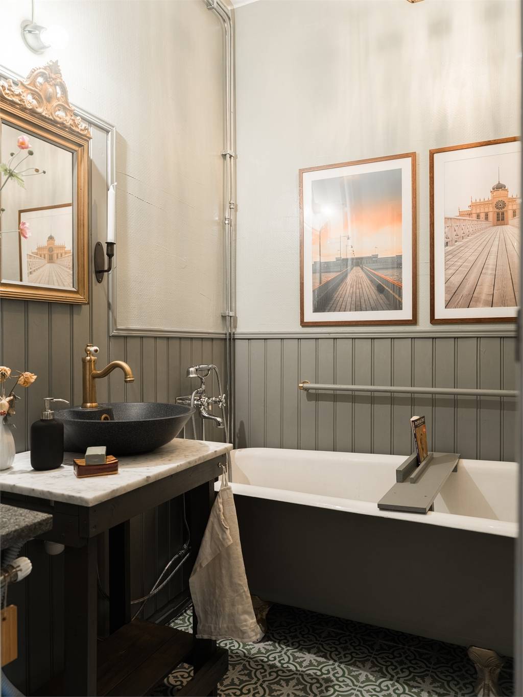 salle de bain décoration scandinave vintage et classique chic lambris kaki
