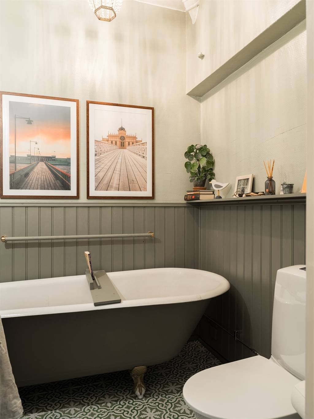 salle de bain décoration scandinave vintage et classique chic lambris kaki