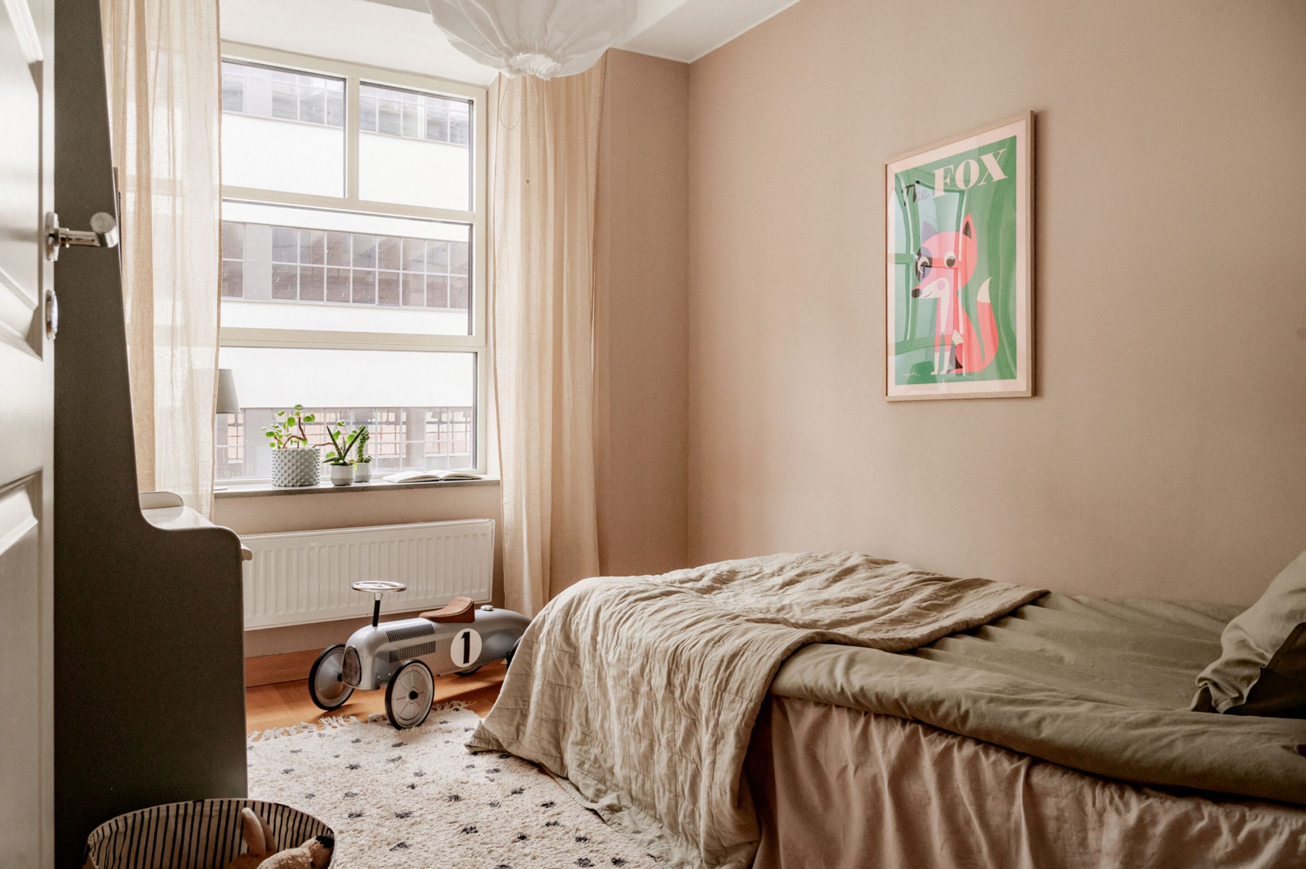 chambre murs rose décoration scandinave appartement rénové 