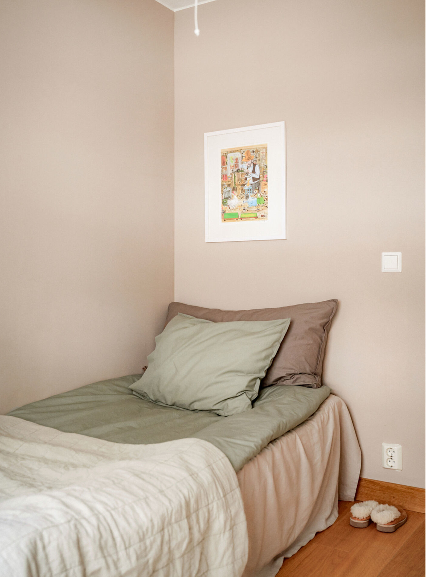 chambre murs roses décoration scandinave appartement rénové 