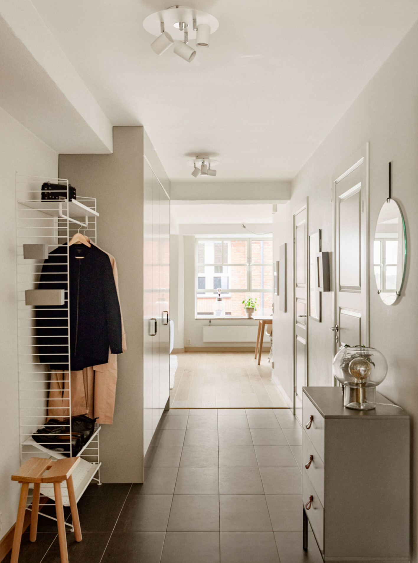 entrée avec vestiaire String décoration scandinave appartement rénové 