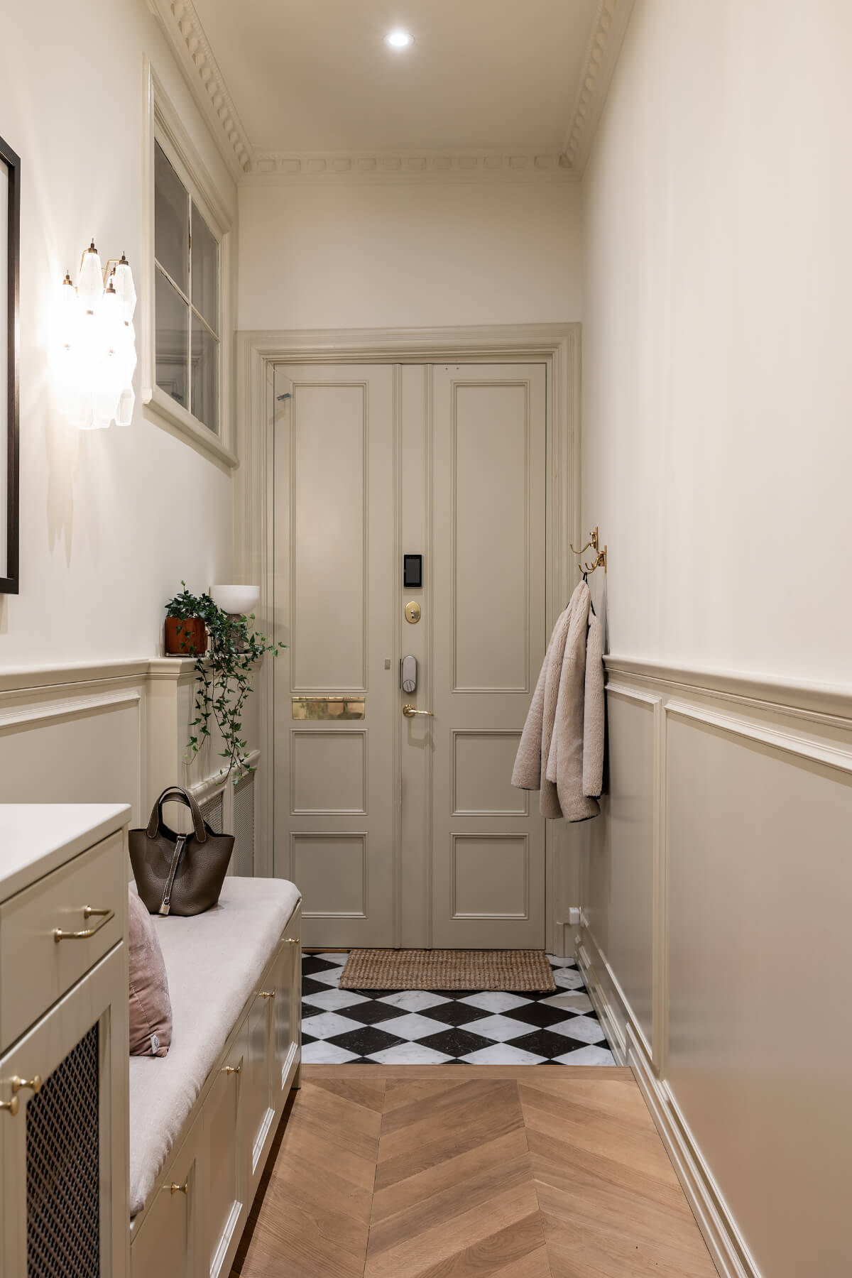 entrée appartement ancien avec moulures et sol à damier noir et blanc décoration contemporaine entrée appartement ancien avec moulures et sol à damier noir et blanc décoration contemporaine