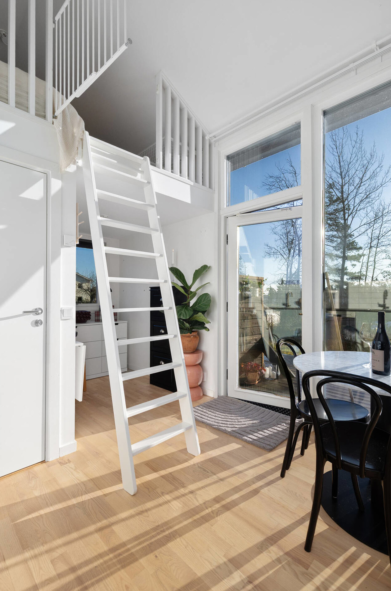 salon avec mezzanine mini maison moderne en bois 22m2