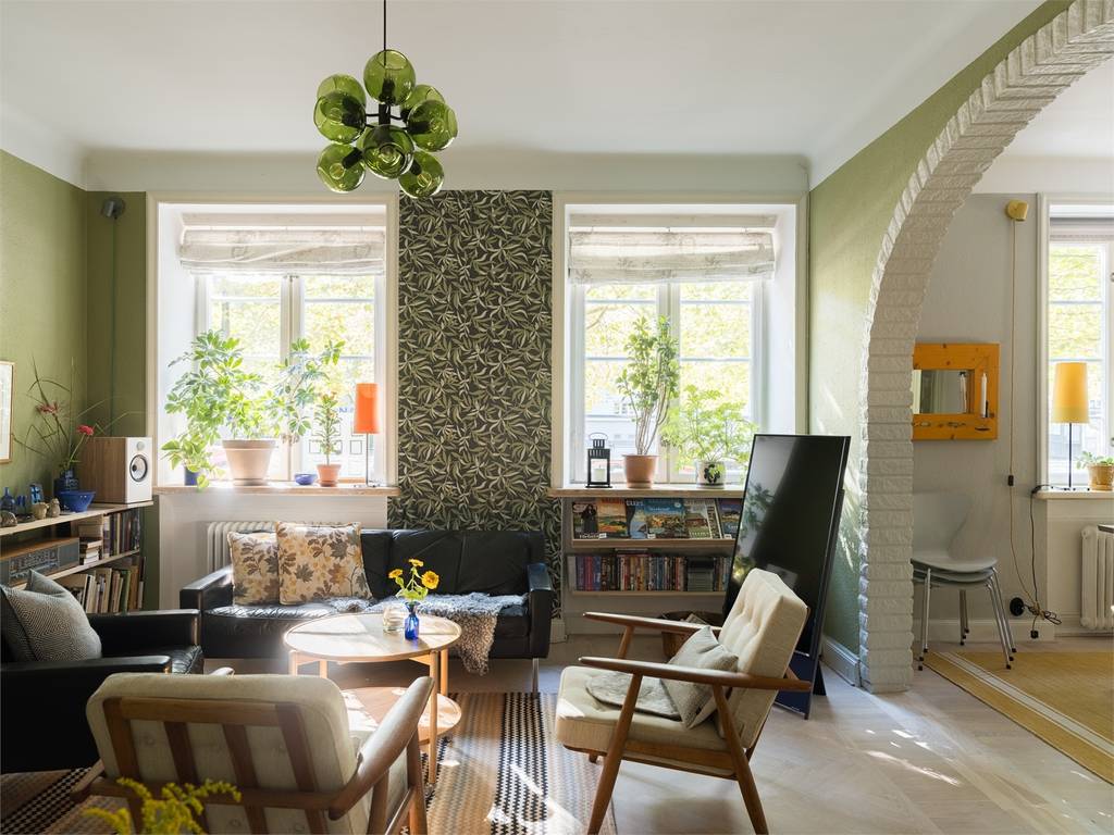 salon murs verts décoration scandinave vintage ouverture cintrée