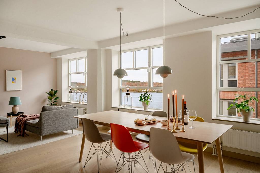 salle à manger et salon décoration colorée et scandinave mur rose appartement rénové 