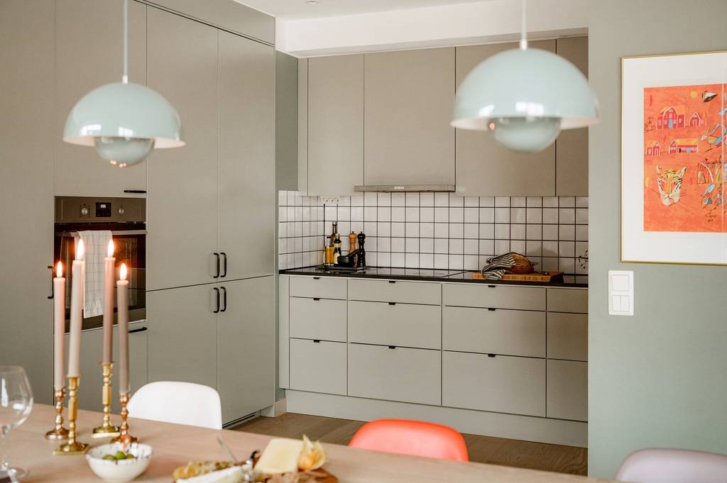 cuisine et salle à manger décoration colorée et scandinave mur vert appartement rénové 
