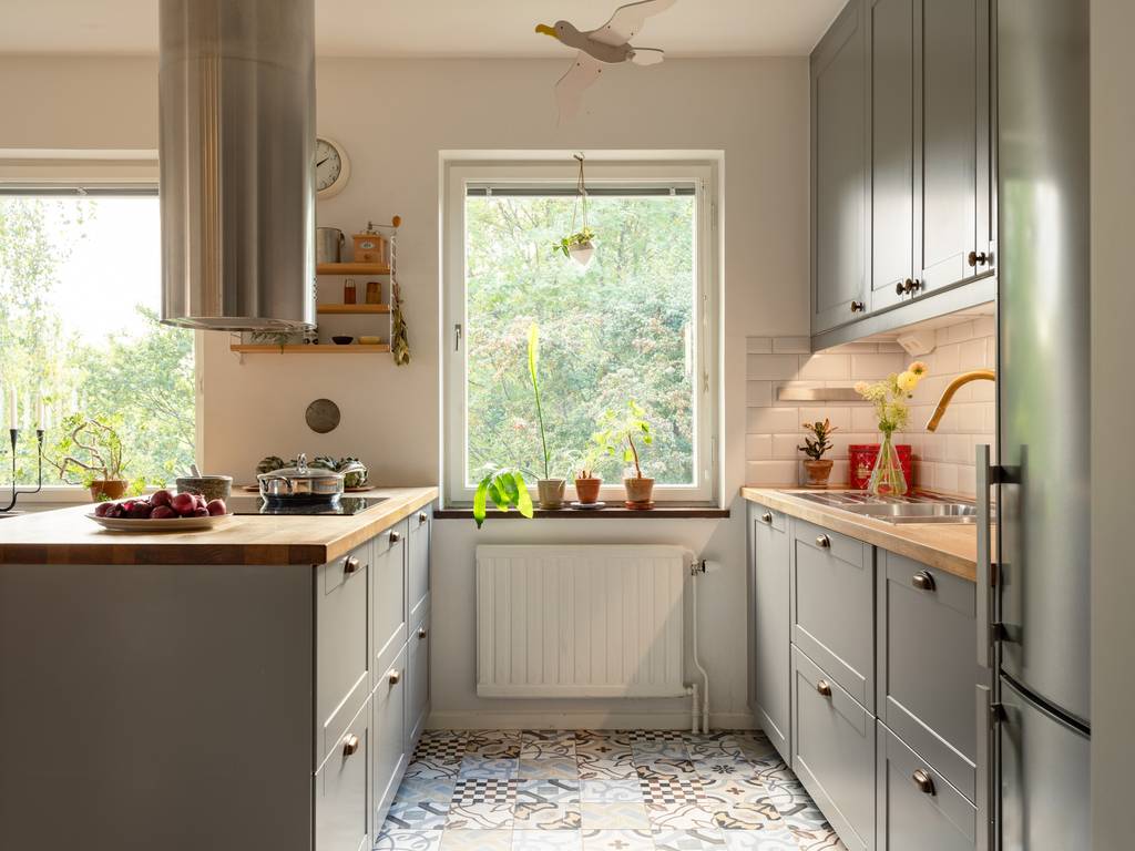 cuisine grise ouverte sol carreaux de ciment colorés décoration vintage et scandinave cuisine grise ouverte sol carreaux de ciment colorés décoration vintage et scandinave