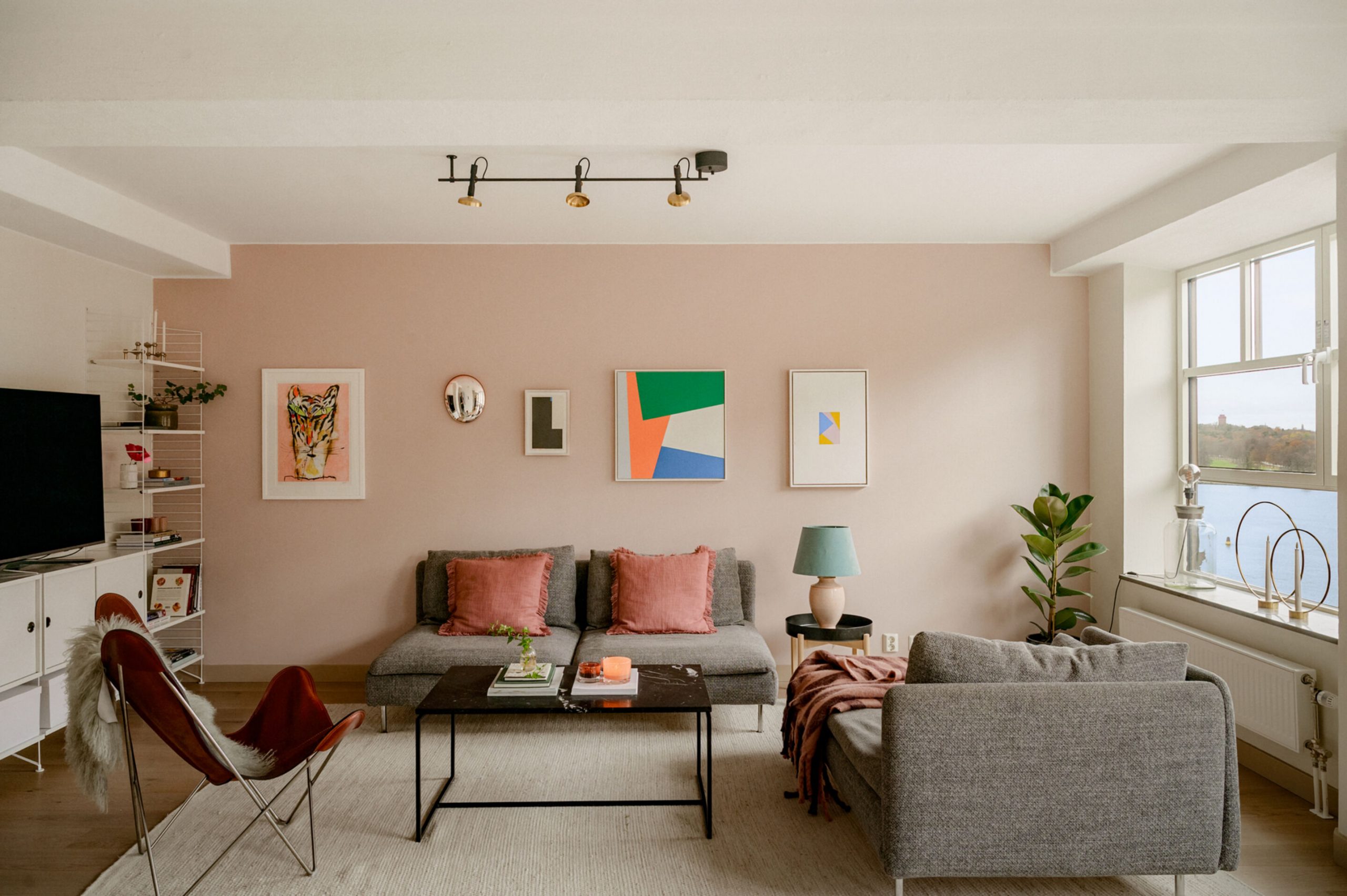 salon décoration colorée et scandinave mur rose appartement rénové 