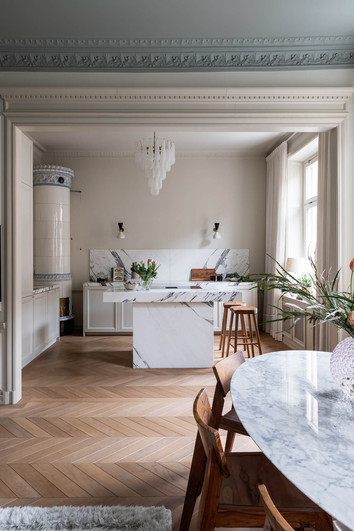 salon appartement ancien avec moulures et cuisine ouverte décoration contemporaine salon appartement ancien avec moulures et cuisine ouverte décoration contemporaine