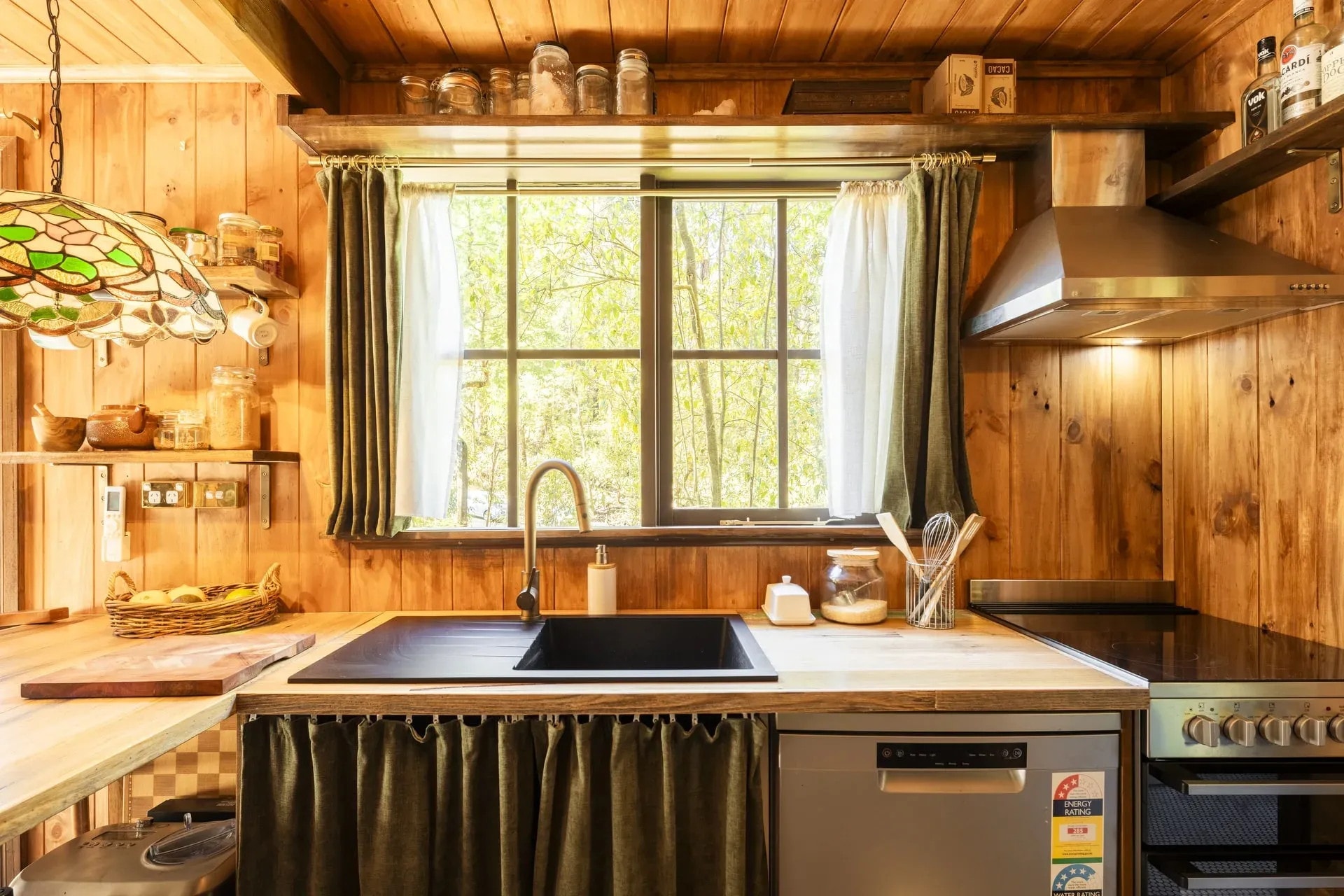 cuisine avec suspension Tiffany et baie vitrée décoration vintage petite maison en bois massif 27m2 cuisine avec suspension Tiffany et baie vitrée décoration vintage petite maison en bois massif 27m2