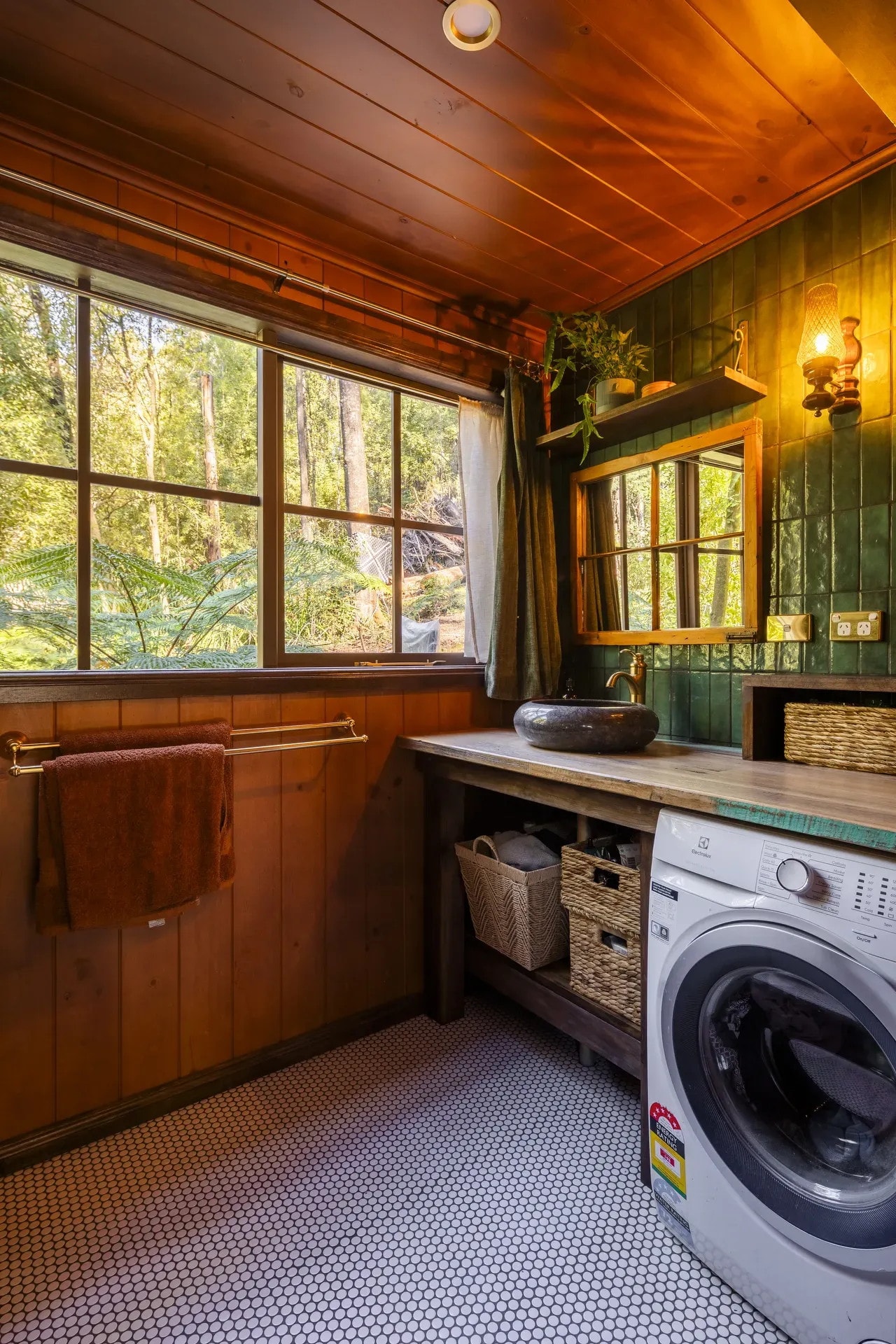 salle de bain carrelage vert avec baie vitrée décoration vintage petite maison en bois massif 27m2 salle de bain carrelage vert avec baie vitrée décoration vintage petite maison en bois massif 27m2