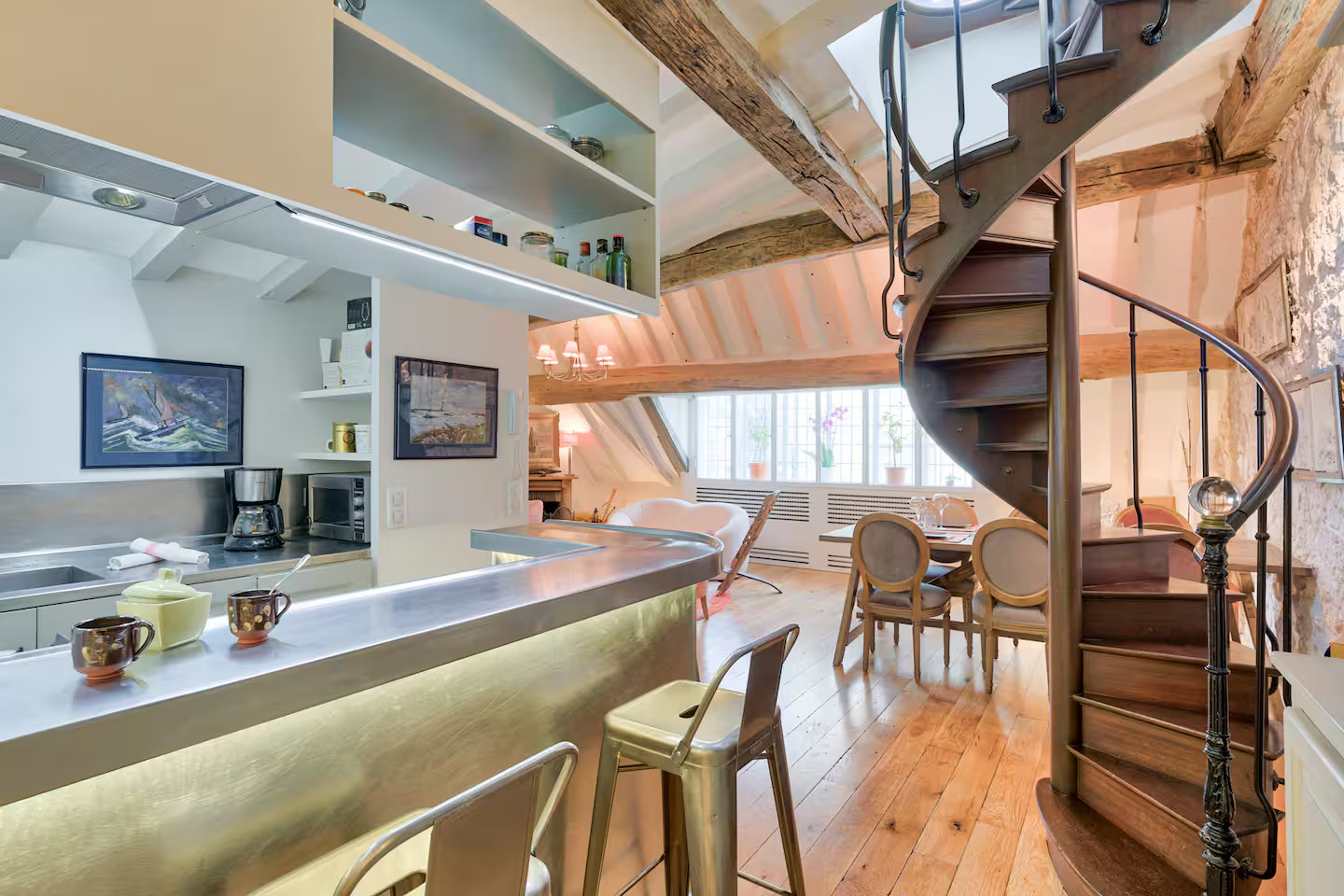 cuisine et salon avec escalier à colimaçon appartement Paris sur l cuisine et salon avec escalier à colimaçon appartement Paris sur l'île Saint Louis en triplex décoration contemporaine classique chic
